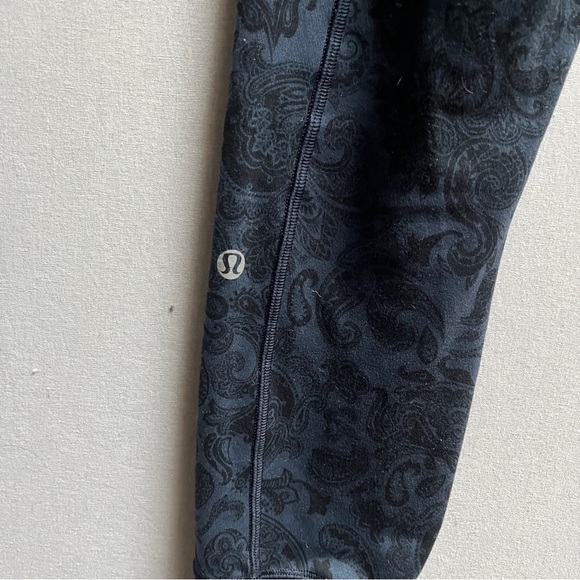 Lululemon Athletica En Route Blue Paisley Patterned Cropped Leggings Sz M - Picture 5 of 10